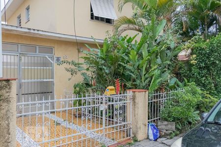 Casa à venda com 220m², 3 quartos e 3 vagas Casa à venda com 220m², 3 quartos e 3 vagasFachada