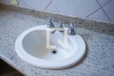 Apartamento à venda com 250m², 4 quartos e 1 vaga Apartamento à venda com 250m², 4 quartos e 1 vagaBanheiro da suíte 1