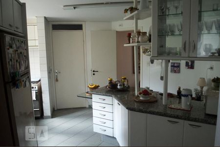 Apartamento à venda com 125m², 3 quartos e 2 vagasCozinha