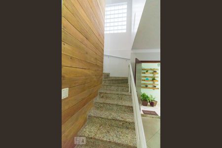 Casa à venda com 160m², 3 quartos e 4 vagasEscada