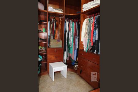 Casa para alugar com 800m², 5 quartos e 5 vagasCloset da suíte máster