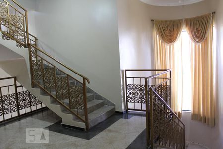 Casa para alugar com 800m², 5 quartos e 5 vagasEscada