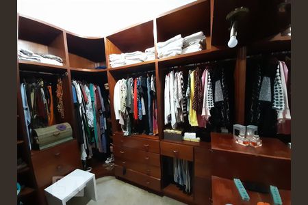 Casa para alugar com 800m², 5 quartos e 5 vagas Casa para alugar com 800m², 5 quartos e 5 vagasCloset da suíte máster