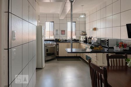 Casa à venda com 596m², 5 quartos e 8 vagas Casa à venda com 596m², 5 quartos e 8 vagasCozinha