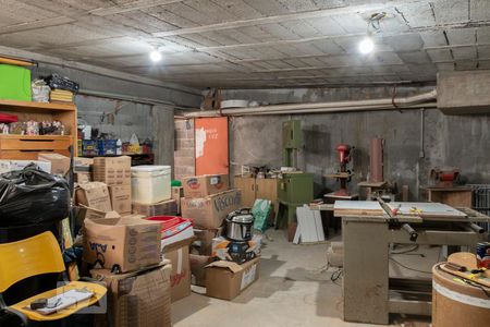 Casa à venda com 596m², 5 quartos e 8 vagas Casa à venda com 596m², 5 quartos e 8 vagasPorão