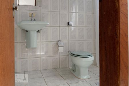 Casa à venda com 596m², 5 quartos e 8 vagas Casa à venda com 596m², 5 quartos e 8 vagasBanheiro social Edícula