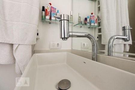 Apartamento à venda com 212m², 3 quartos e 2 vagas Apartamento à venda com 212m², 3 quartos e 2 vagasBanheiro Suíte