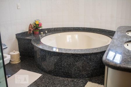 Casa à venda com 677m², 5 quartos e 8 vagas Casa à venda com 677m², 5 quartos e 8 vagasBanheiro da Suíte 1