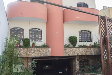 Casa à venda com 677m², 5 quartos e 8 vagas Casa à venda com 677m², 5 quartos e 8 vagasFachada