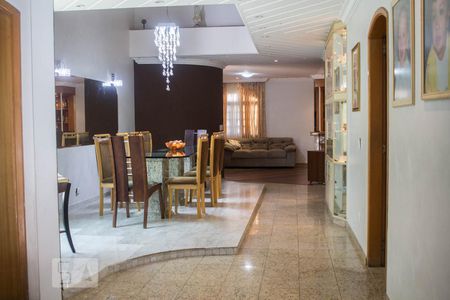 Casa à venda com 677m², 5 quartos e 8 vagas Casa à venda com 677m², 5 quartos e 8 vagasSala de Jantar