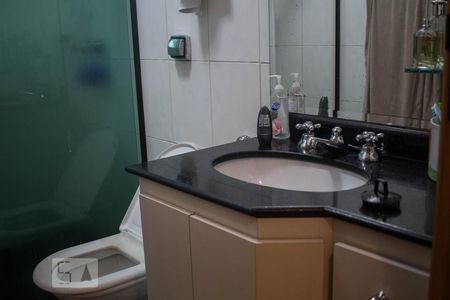 Casa à venda com 677m², 5 quartos e 8 vagas Casa à venda com 677m², 5 quartos e 8 vagasBanheiro da Suíte 2