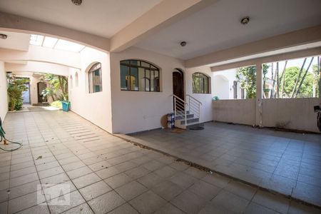 Casa à venda com 600m², 7 quartos e 6 vagas Casa à venda com 600m², 7 quartos e 6 vagasTerraço