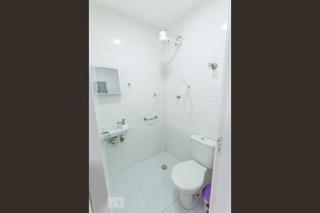 Casa à venda com 198m², 3 quartos e 2 vagasFundos - Banheiro de serviço