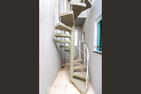 Casa à venda com 180m², 3 quartos e 3 vagas Casa à venda com 180m², 3 quartos e 3 vagasEscada