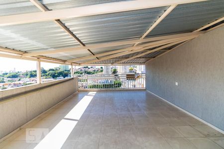 Casa à venda com 180m², 3 quartos e 3 vagas Casa à venda com 180m², 3 quartos e 3 vagasTerraço