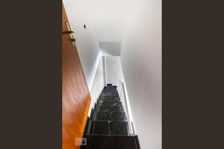 Casa à venda com 180m², 3 quartos e 3 vagas Casa à venda com 180m², 3 quartos e 3 vagasEscada