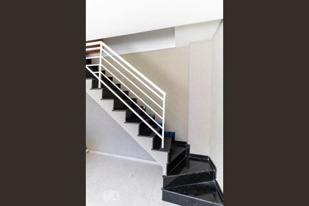 Casa à venda com 180m², 3 quartos e 3 vagas Casa à venda com 180m², 3 quartos e 3 vagasEscada