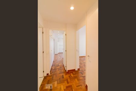 Corredor Quartos de apartamento para alugar com 2 quartos, 120m² em Itaim Bibi, São Paulo