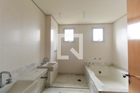 Apartamento à venda com 335m², 5 quartos e 6 vagasBanheiro do Quarto 4