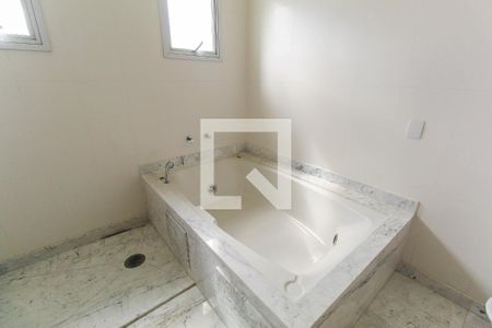 Apartamento à venda com 335m², 5 quartos e 6 vagasBanheiro do Quarto 4