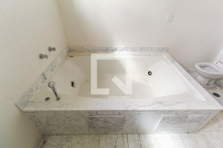 Apartamento à venda com 335m², 5 quartos e 6 vagasBanheiro do Quarto 4