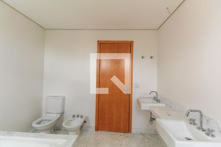 Apartamento à venda com 335m², 5 quartos e 6 vagasBanheiro do Quarto 4