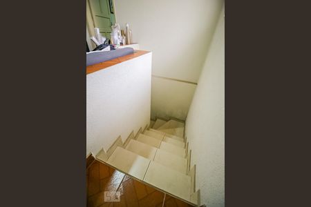 Casa à venda com 90m², 3 quartos e 2 vagas Casa à venda com 90m², 3 quartos e 2 vagasEscada