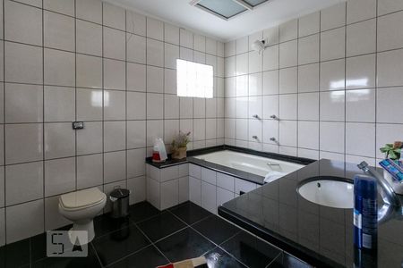 Casa à venda com 260m², 4 quartos e 3 vagasBanheiro da suíte