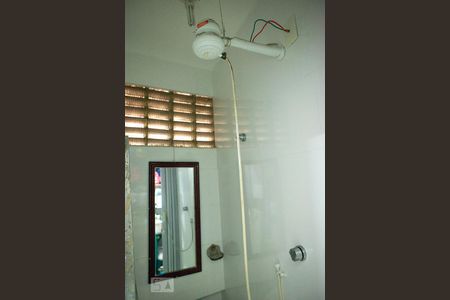 Apartamento para alugar com 113m², 3 quartos e sem vaga Apartamento para alugar com 113m², 3 quartos e sem vagaBanheiro de Serviço - chuveiro