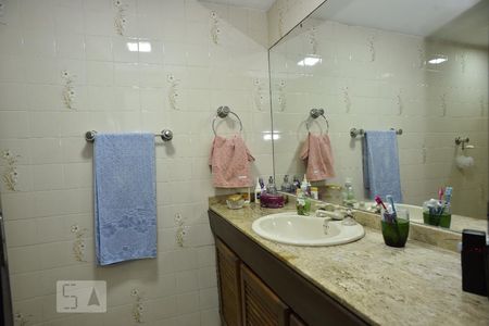 Casa de condomínio à venda com 230m², 4 quartos e 3 vagasBanheiro da Suíte