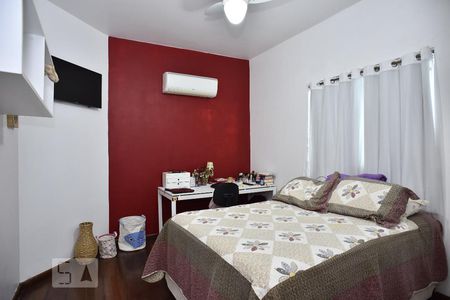 Casa de condomínio à venda com 230m², 4 quartos e 3 vagasQuarto 1