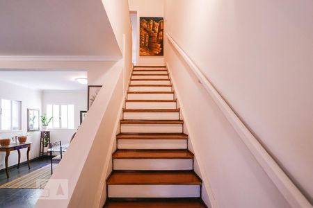 Casa à venda com 140m², 3 quartos e 3 vagas Casa à venda com 140m², 3 quartos e 3 vagasEscada