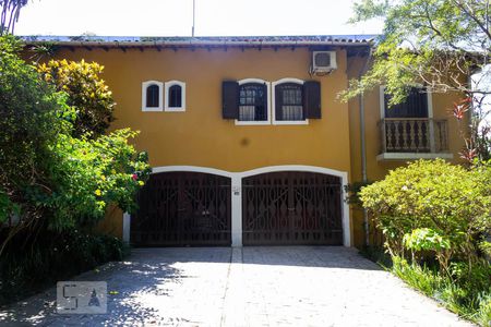 Casa à venda com 800m², 3 quartos e 2 vagas Casa à venda com 800m², 3 quartos e 2 vagasFachada