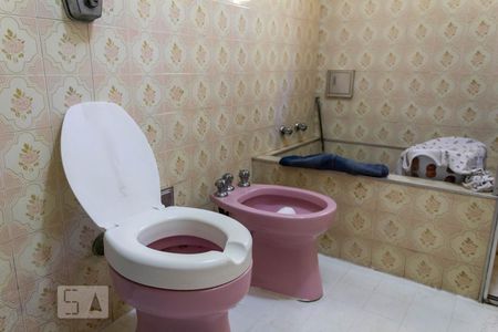 Casa à venda com 800m², 3 quartos e 2 vagas Casa à venda com 800m², 3 quartos e 2 vagasBanheiro Suíte