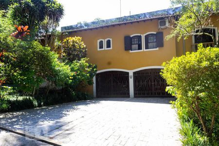 Casa à venda com 800m², 3 quartos e 2 vagas Casa à venda com 800m², 3 quartos e 2 vagasFachada