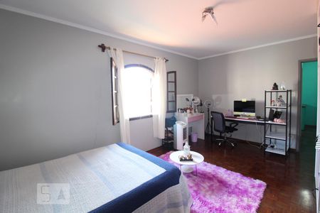 Casa à venda com 352m², 4 quartos e 5 vagasQuarto 2 suite