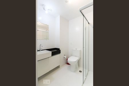 Banheiro de kitnet/studio para alugar com 1 quarto, 25m² em Indianópolis, São Paulo