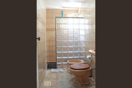 Casa de condomínio à venda com 300m², 5 quartos e 2 vagas Casa de condomínio à venda com 300m², 5 quartos e 2 vagasBanheiro da Suíte 2