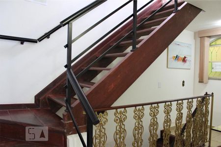 Casa de condomínio à venda com 300m², 5 quartos e 2 vagas Casa de condomínio à venda com 300m², 5 quartos e 2 vagasEscada