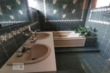 Casa à venda com 345m², 4 quartos e 4 vagas Casa à venda com 345m², 4 quartos e 4 vagasDetalhe do Banheiro da Suíte