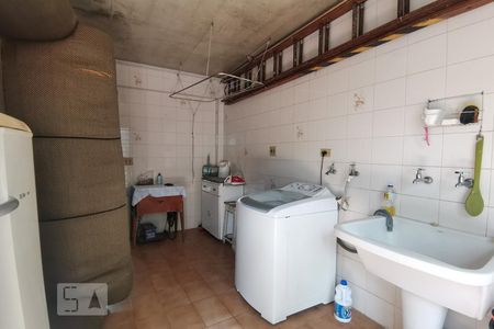 Casa à venda com 345m², 4 quartos e 4 vagas Casa à venda com 345m², 4 quartos e 4 vagasDetalhe da área de serviço