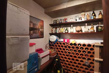 Casa à venda com 345m², 4 quartos e 4 vagas Casa à venda com 345m², 4 quartos e 4 vagasAdega