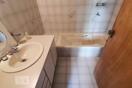 Casa à venda com 345m², 4 quartos e 4 vagas Casa à venda com 345m², 4 quartos e 4 vagasDetalhe do Banheiro da Suíte