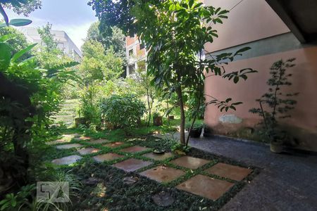 Casa à venda com 345m², 4 quartos e 4 vagas Casa à venda com 345m², 4 quartos e 4 vagasQuintal