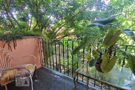 Casa à venda com 345m², 4 quartos e 4 vagas Casa à venda com 345m², 4 quartos e 4 vagasSacada