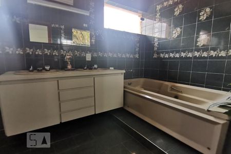 Casa à venda com 345m², 4 quartos e 4 vagas Casa à venda com 345m², 4 quartos e 4 vagasDetalhe do Banheiro da Suíte