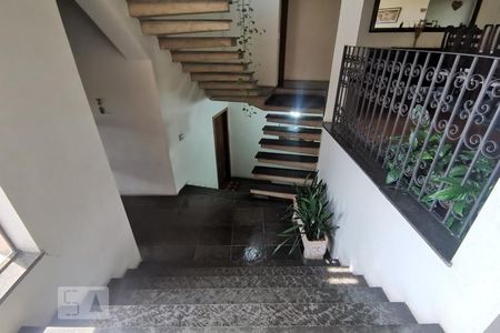 Casa à venda com 345m², 4 quartos e 4 vagas Casa à venda com 345m², 4 quartos e 4 vagasEscada