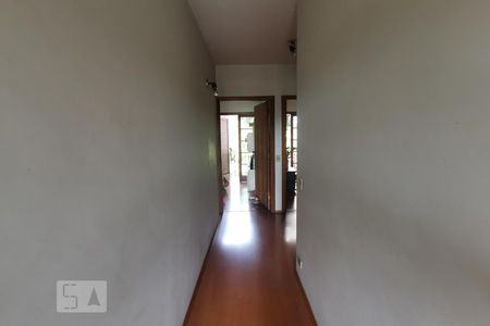 Casa à venda com 345m², 4 quartos e 4 vagas Casa à venda com 345m², 4 quartos e 4 vagasCorredor