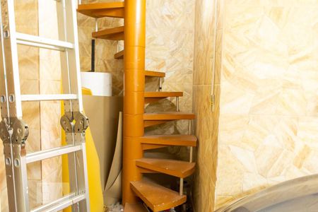 Casa à venda com 220m², 3 quartos e 2 vagas Casa à venda com 220m², 3 quartos e 2 vagasEscada