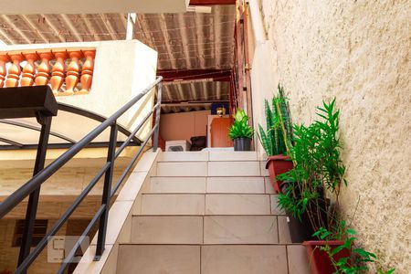 Casa à venda com 220m², 3 quartos e 2 vagas Casa à venda com 220m², 3 quartos e 2 vagasEscada